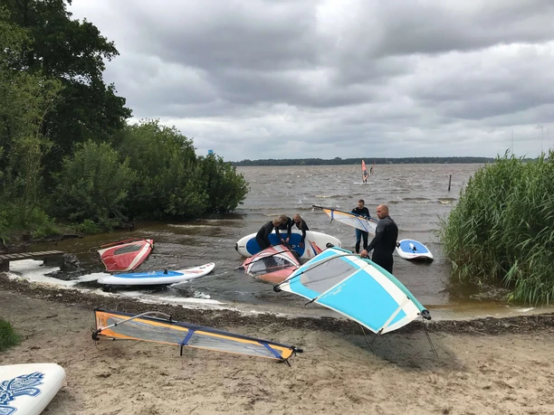 windsurfen-einstieg-am-see