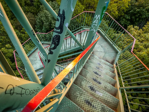 Vue de l'escalier en colimaçon qui mène à la plateforme d'observation de la tour Wackelturm dans le Rosental de Leipzig, l'un des plus grands parcs de Leipzig.