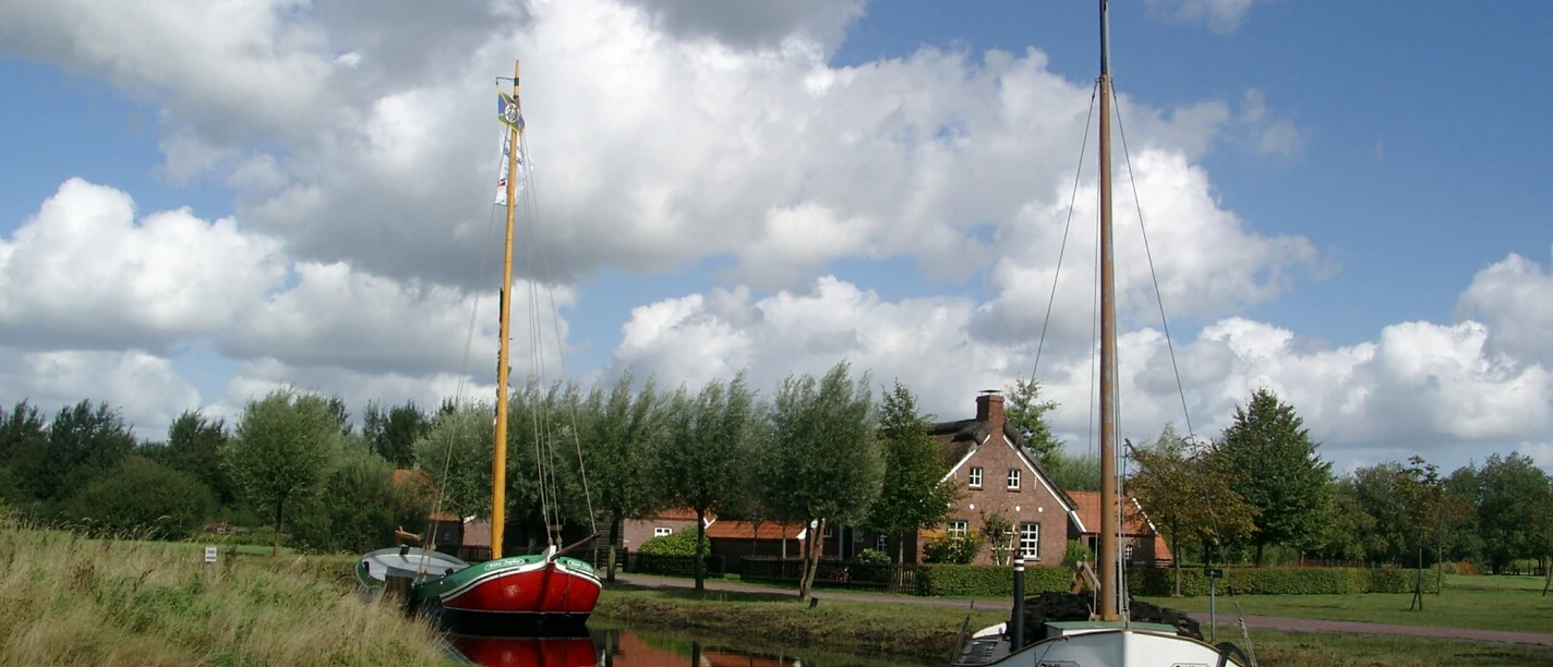 bilder_wiesmoor-010 zwei alte Schiffe auf einem Kanal, im Hintergrund ein Haus