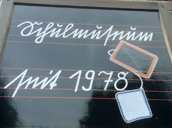 Schulmuseum_Schild_zetel_AB.jpg