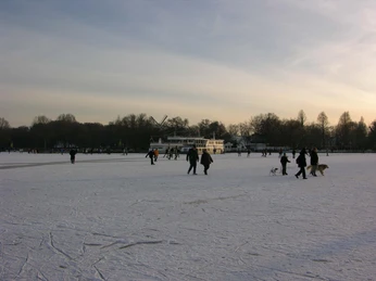 zugefrorerenes-meer-winter