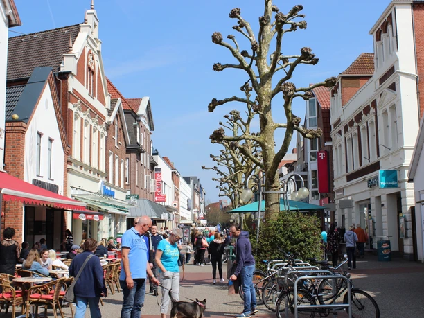 Fußgängerzone Mühlenstraße Stadt Leer Das Bild zeigt die Fußgängerzone in der Mühlenstraße Stadt Leer