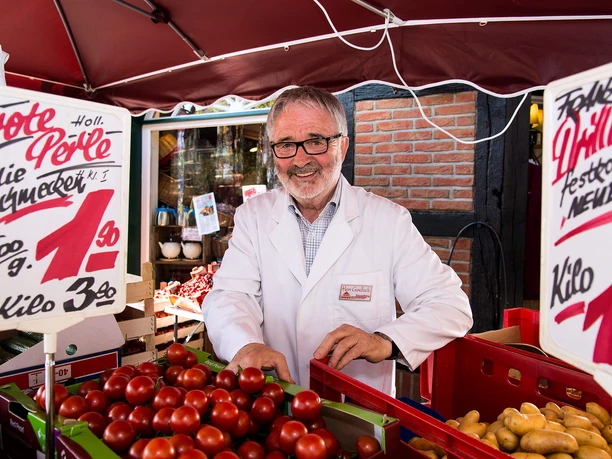 verkaeufer-am-marktstand