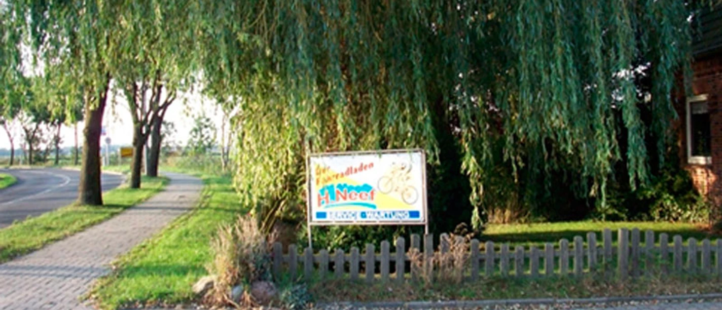 neef Schild des Fahrradladen Hinderk Neef in Twixlum