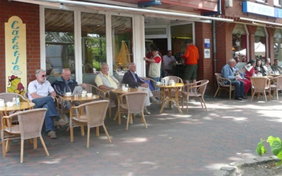 Cafetje_Wohlfuehlcafe_Emden_AB.jpg Außenansicht des Cafétje mit vielen Sitzmöglichkeiten