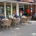 Cafetje_Wohlfuehlcafe_Emden_AB.jpg Außenansicht des Cafétje mit vielen Sitzmöglichkeiten