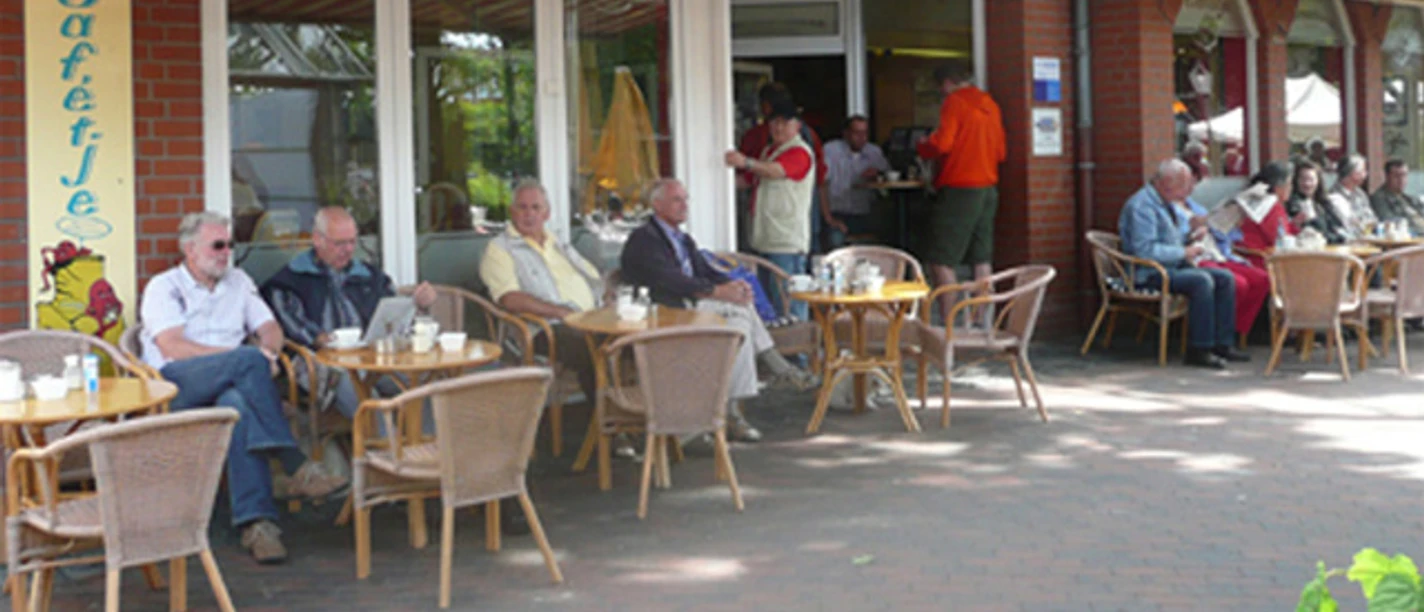 Cafetje_Wohlfuehlcafe_Emden_AB.jpg Außenansicht des Cafétje mit vielen Sitzmöglichkeiten
