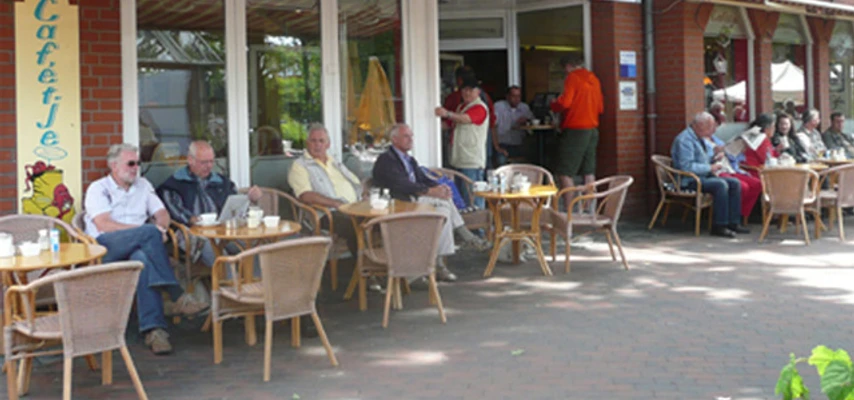 Cafetje_Wohlfuehlcafe_Emden_AB.jpg Außenansicht des Cafétje mit vielen Sitzmöglichkeiten