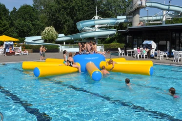 rutsche-und-spielgeraet