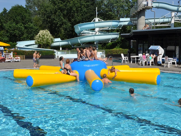 rutsche-und-spielgeraet