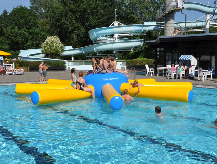 rutsche-und-spielgeraet