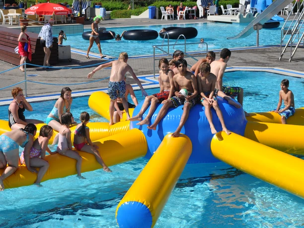 spielgeraet-im-wasser