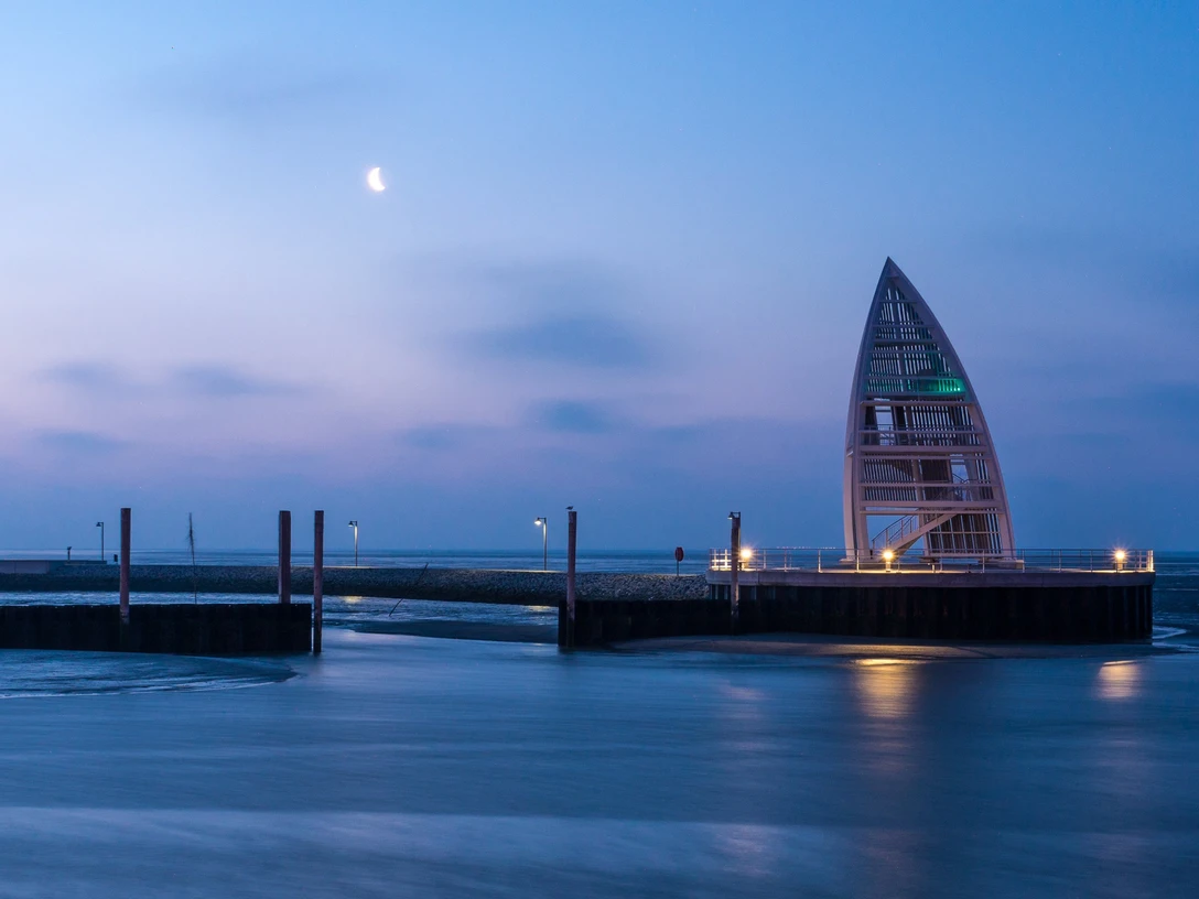 seezeichen-abenddaemmerung-juist Seebrücke mit Seezeichen Juist Juist pier with navigation mark Juist mole med sømærke Juist pier met zeemerk