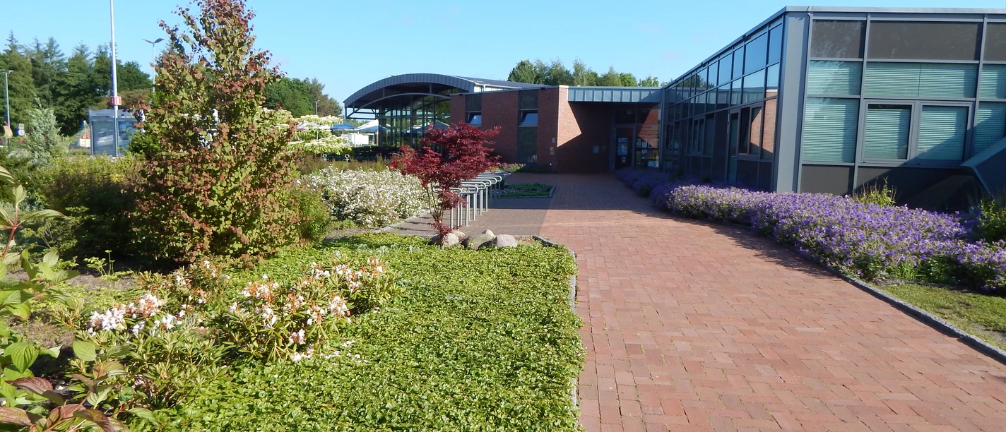 dscn1490 Eingang, Weg zur Tourist Information/ Blumenhalle