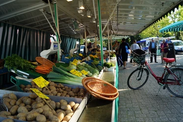Wochenmarkt - Rhauderfehn - Ostfriesland Verkaufsstand auf dem Wochenmarkt mit frischem Gemüse wie Kartoffeln, Lauch und Möhren in Auslage.