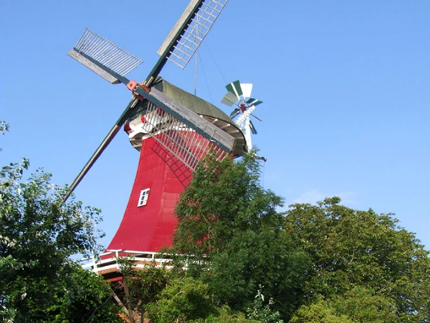 Zwillingsmühle Greetsiel - Rote Mühle Zu sehen ist die rote Greetsieler Zwillingsmühle.