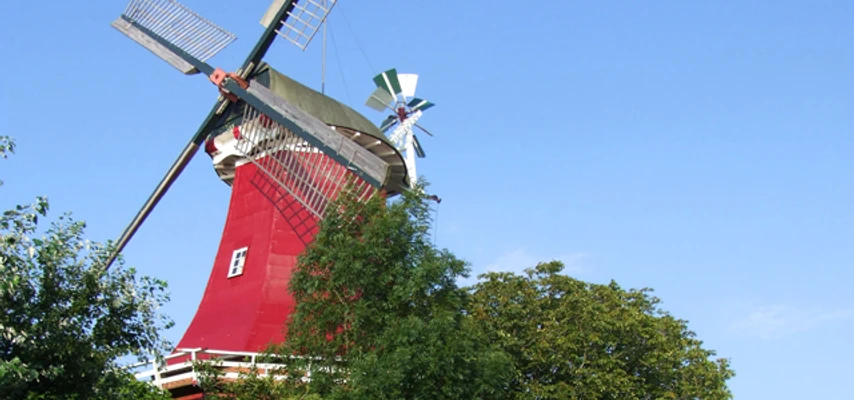 Zwillingsmühle Greetsiel - Rote Mühle Zu sehen ist die rote Greetsieler Zwillingsmühle.
