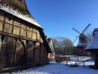 bauernhaus-und-muehle-schnee