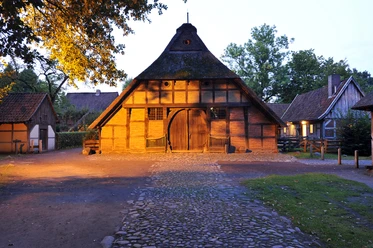 bauernhaus-mit-abendlicher-beleuchtung