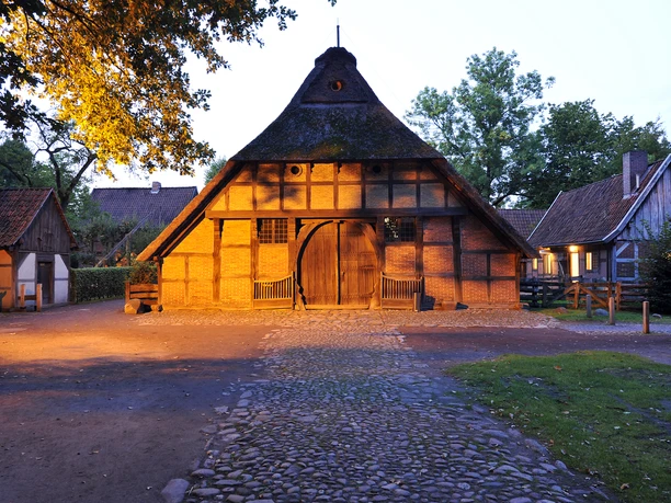 bauernhaus-mit-abendlicher-beleuchtung