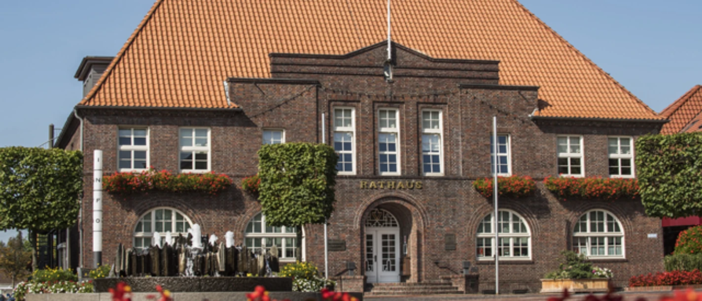Rathaus_Westerstede.JPG Gebäude, Marktplatz, Blumen