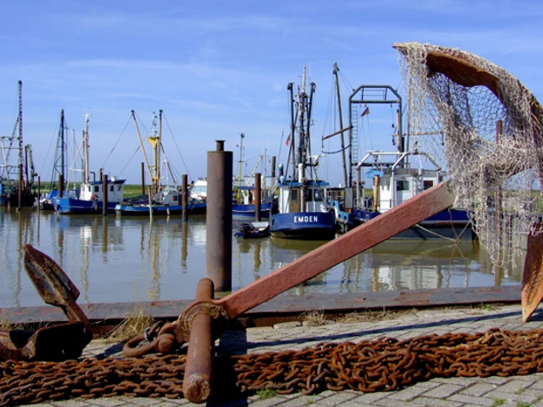 Hafen.jpg Petkumer Hafen mit Fischerbooten und Ankern im Vordergrund.