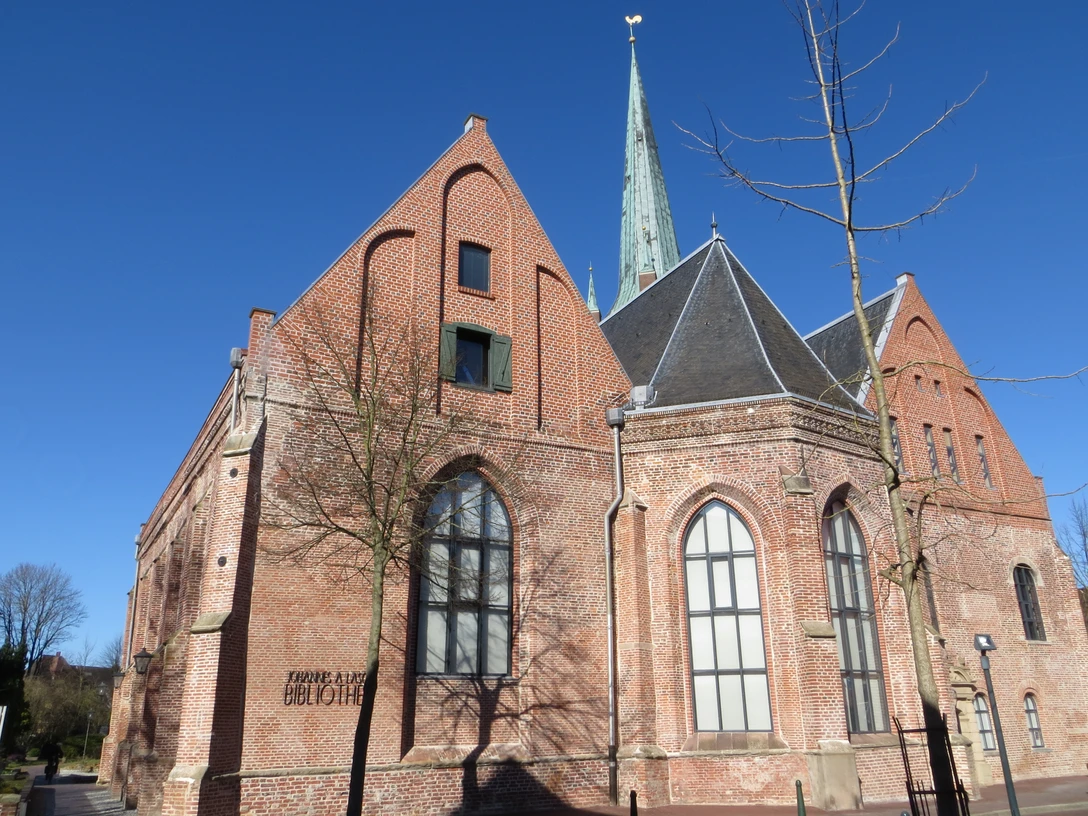 johannes-a-lasco_sandra-langenbach Backsteinfassade der Johannes a Lasco Bibliothek unter klarem Himmel.Brick facade of the Johannes a Lasco Library under a clear sky.Johannes a Lasco-bibliotekets murstensfacade under en klar himmel.Bakstenen gevel van de Johannes a Lasco bibliotheek onder een heldere hemel.