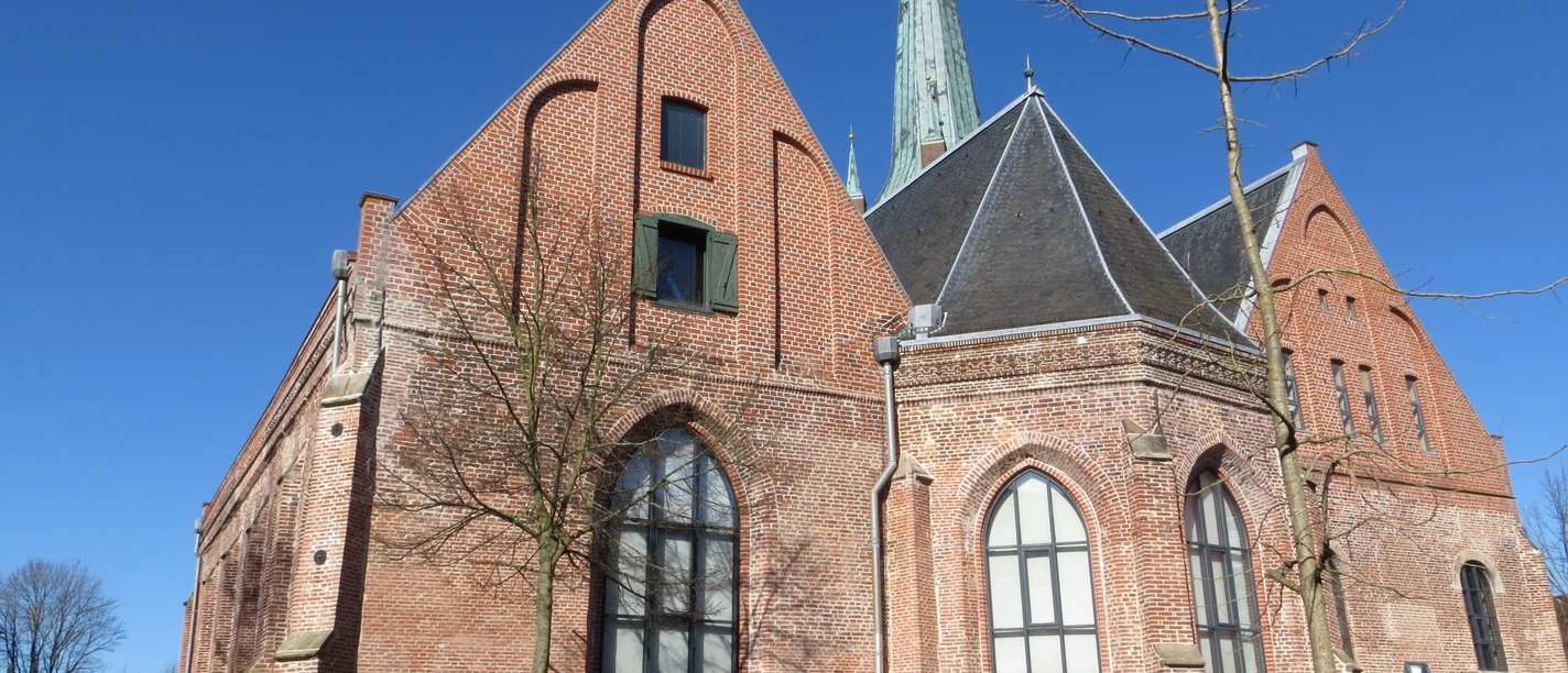 johannes-a-lasco_sandra-langenbach Brick facade of the Johannes a Lasco Library under a clear sky.