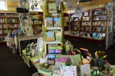 Fehnbuch_Erholungsort Rhauderfehn Bücherregale im Bücherladen mit einer Vielzahl von bunten Büchern, die ordentlich nebeneinander stehen.