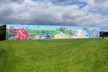 Gemälde Lager 3000 Das Bild zeigt ein Graffitigemälde an einer Hauswand des Lager 3000 in Wiefelstede