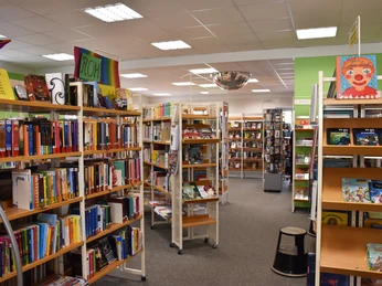 Gemeindebücherei Wiefelstede Die Gemeindebücherei Wiefelstede zeigt helle, gut sortierte Bücherregale mit bunter Vielfalt.