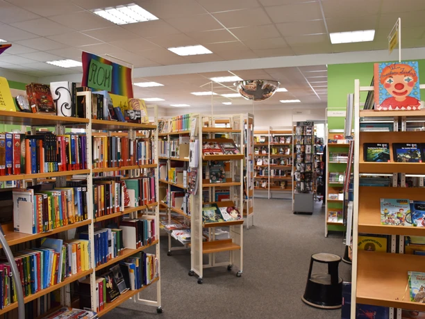 Gemeindebücherei Wiefelstede Die Gemeindebücherei Wiefelstede zeigt helle, gut sortierte Bücherregale mit bunter Vielfalt.