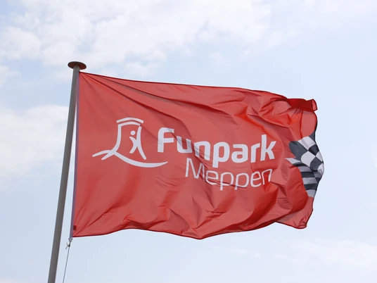 funpark-meppen-werbung-fahne-im-wind-emsland-tourismus-gmbh_birgit-jankne-jpg