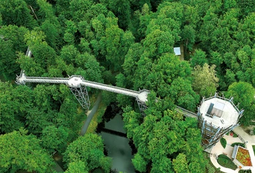 Boomkroonpad Bad Iburg in Duitsland Op het boomkroonpad in Bad Iburg (Duitsland) kun je op bijna 30 meter hoogte door het bos wandelen