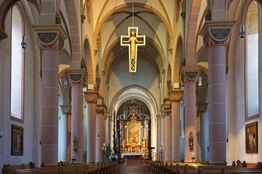 Blick in die Nicolaikirche mit segnendem Jesus unter dem Gewölbe
