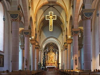 Blick in die Nicolaikirche mit segnendem Jesus unter dem Gewölbe