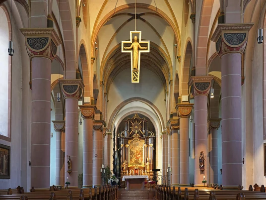 Blick in die Nicolaikirche mit segnendem Jesus unter dem Gewölbe