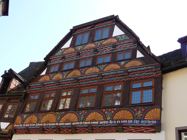 Reich geschmückter Giebel des Schäferhauses in HöxterRichly decorated gable of the Schäferhaus in Höxter