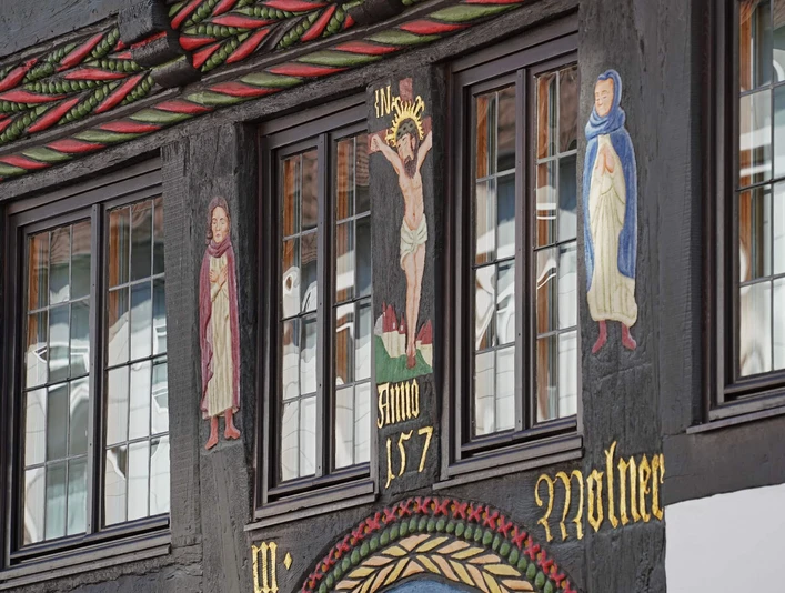 hx-adamevahaus-thomashampel-2 Farbiges Schnitzwerk mit Darstellung der Schöpfungsgeschichte an Fachwerkhaus