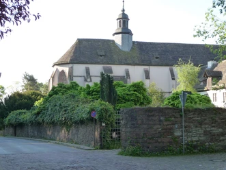 Marienkirche mit alter Klostermauer und Baumbestand
