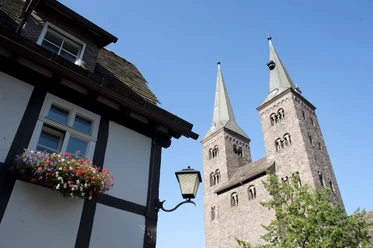 Türme der Kilianikirche und Ecke eines Fachwerkhauses aus der Froschperspektive