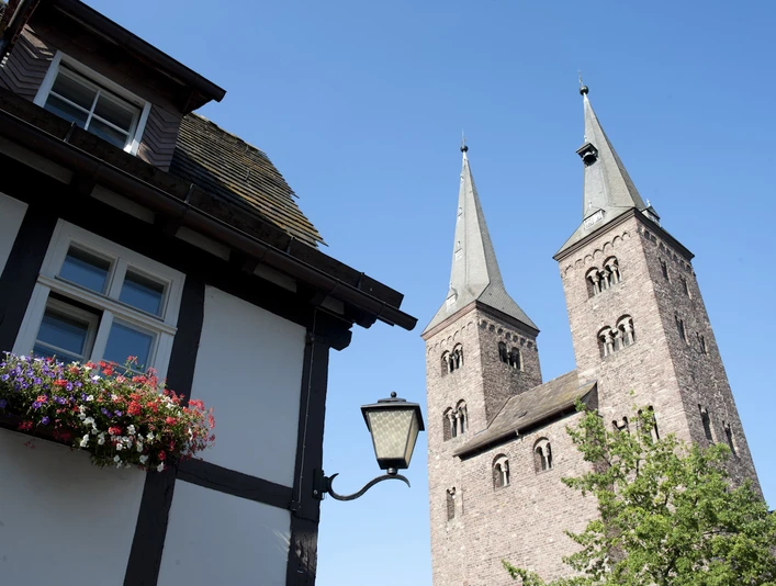 hx-kilianikirche-andreashub Türme der Kilianikirche und Ecke eines Fachwerkhauses aus der Froschperspektive