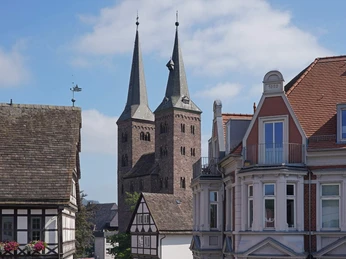 hx-kilianikirche-thomashampel-1 Blick auf Kirche in historischer Baukulisse