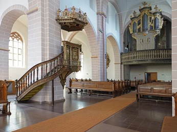 Kirchenraum mit Kanzel und Orgel auf Balkon