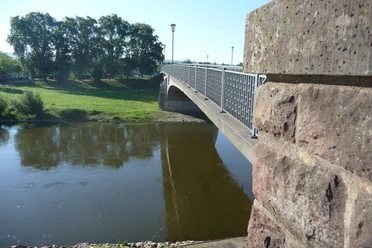 Weserbrücke mit Weser, im Vordergrund Steinpfeiler der Weserbrücke