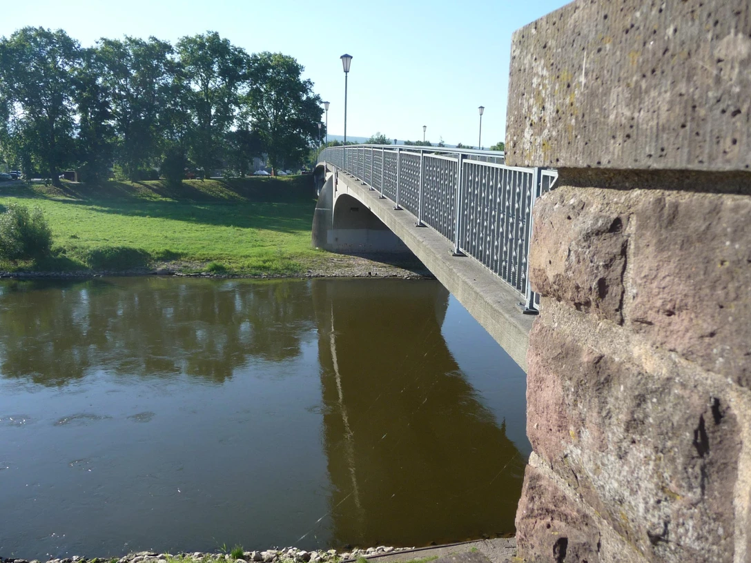 Weserbrücke mit Weser, im Vordergrund Steinpfeiler der Weserbrücke