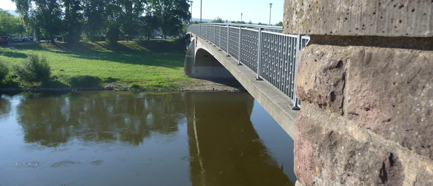 hx-weserbruecke-stephanberg Weserbrücke mit Weser, im Vordergrund Steinpfeiler der Weserbrücke