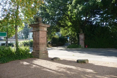 hx-neuescorveyertor-stephanberg-2 Sandsteinpfeiler rechts und links der Straße