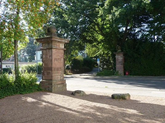 hx-neuescorveyertor-stephanberg-2 Sandsteinpfeiler rechts und links der Straße