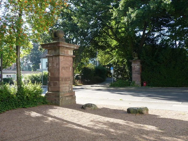 hx-neuescorveyertor-stephanberg-2 Sandsteinpfeiler rechts und links der Straße